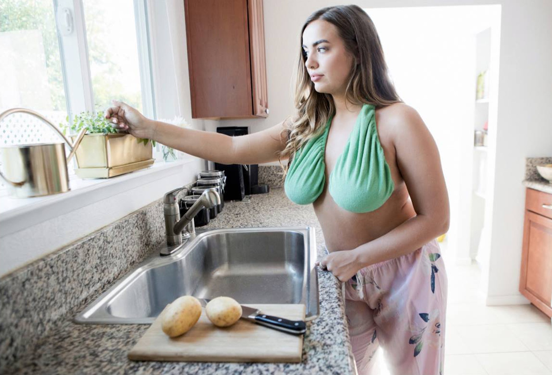 Домохозяйка с большими дойками отдалась хахалю на кухне - порно фото