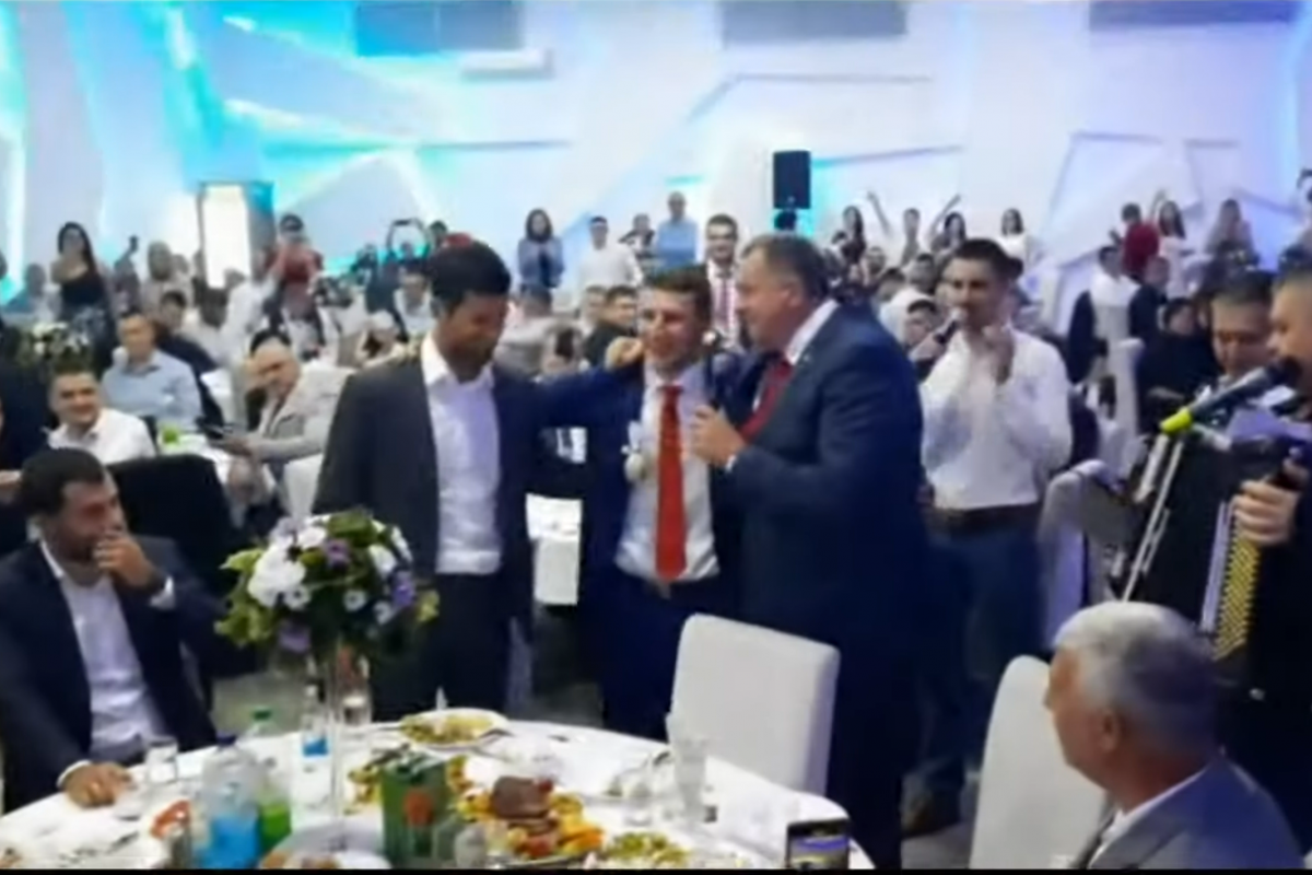 Video Okovi I Milorad Dodik U Kafani Pevaju Uveni Narodnja Ki Hit