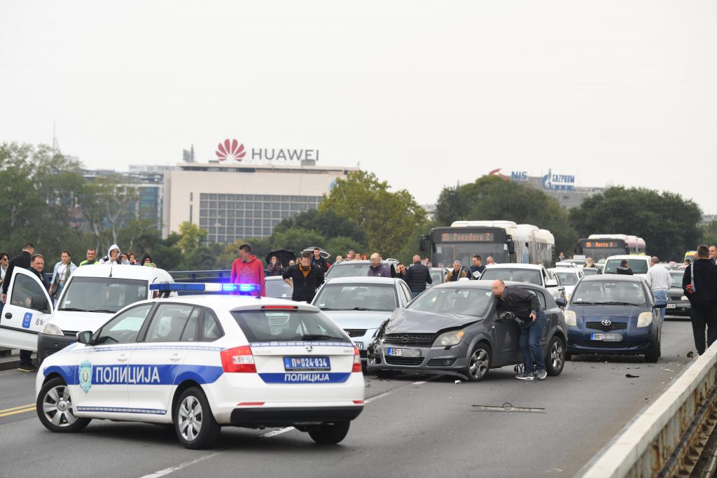 Lančani sudar u Novom Sadu Kolona vozila na mostu Duga VIDEO