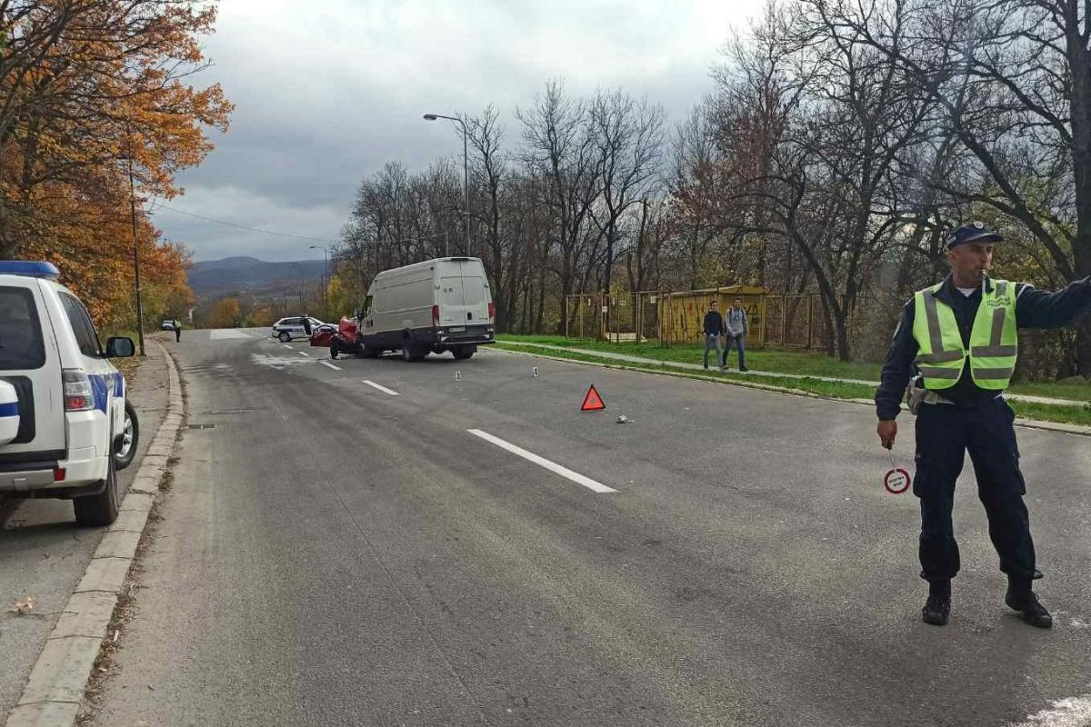 Mladi Poginuo U Kragujevcu Preticao Kolonu I Podleteo Pod Kombi