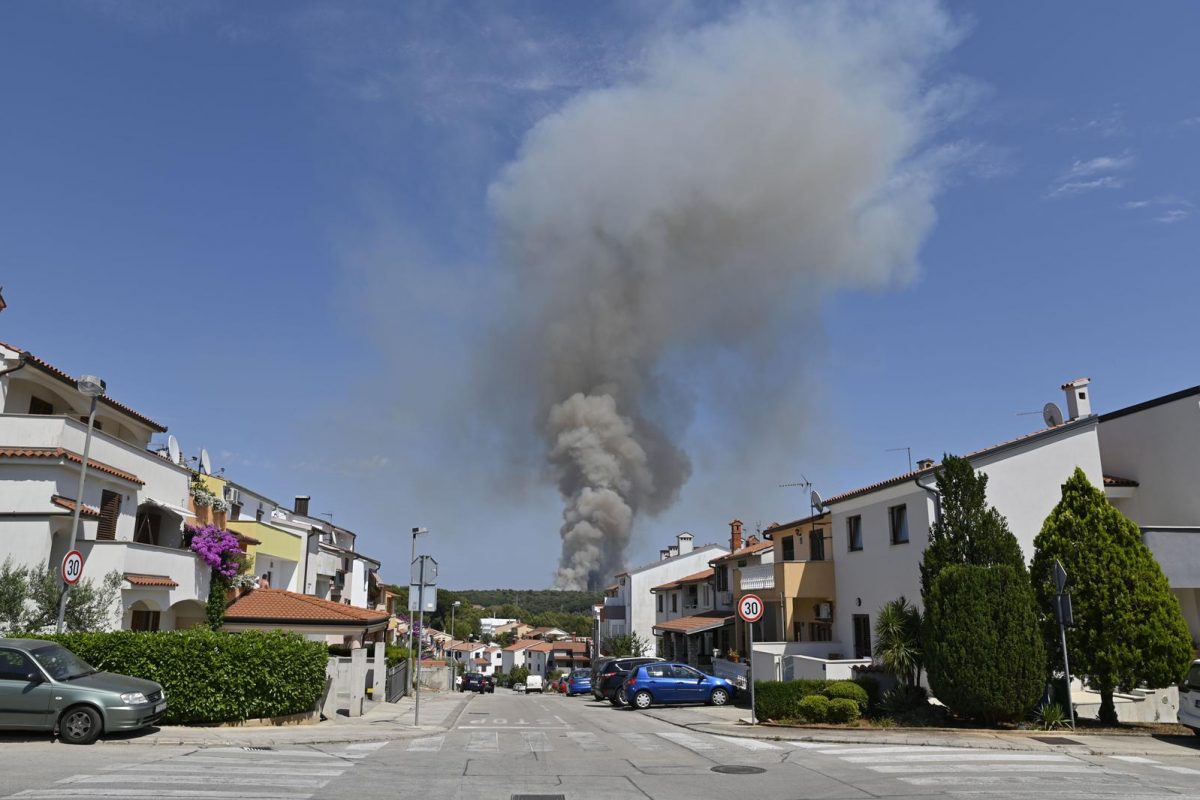 Foto Bukti Po Ar U Puli Veliki Broj Vatrogasaca Na Terenu