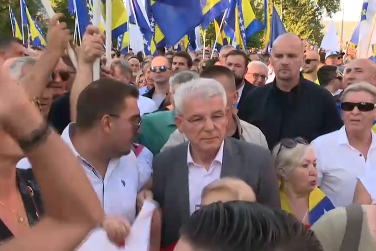 Demonstranti U Sarajevu Poru Ili Plenkovi U I Blinkenu Ne Igrajte Se