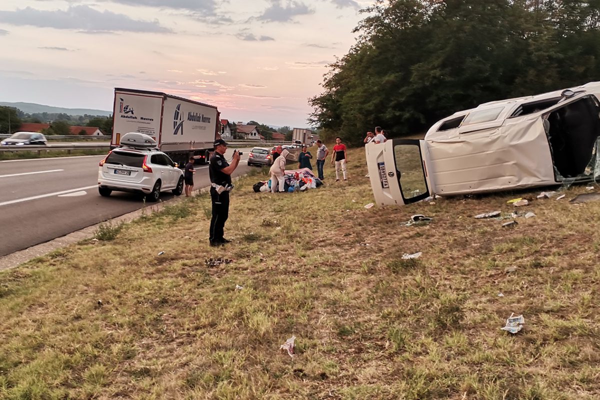 Udes Na Auto Putu Kod Aleksinca Prevrnuo Se Kombi Sa Turcima