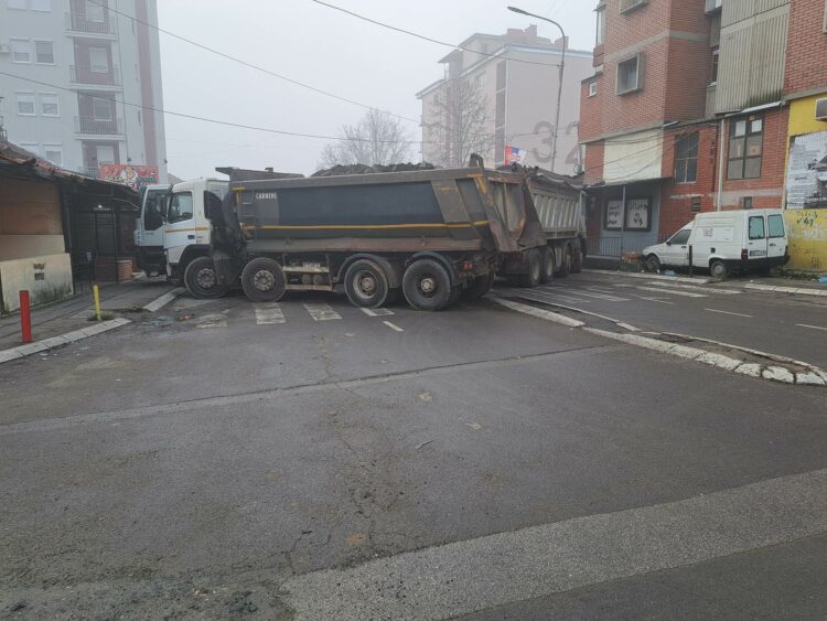 18 Dan Blokada Na Severu KiM Dve Nove Barikade U Kosovskoj Mitrovici