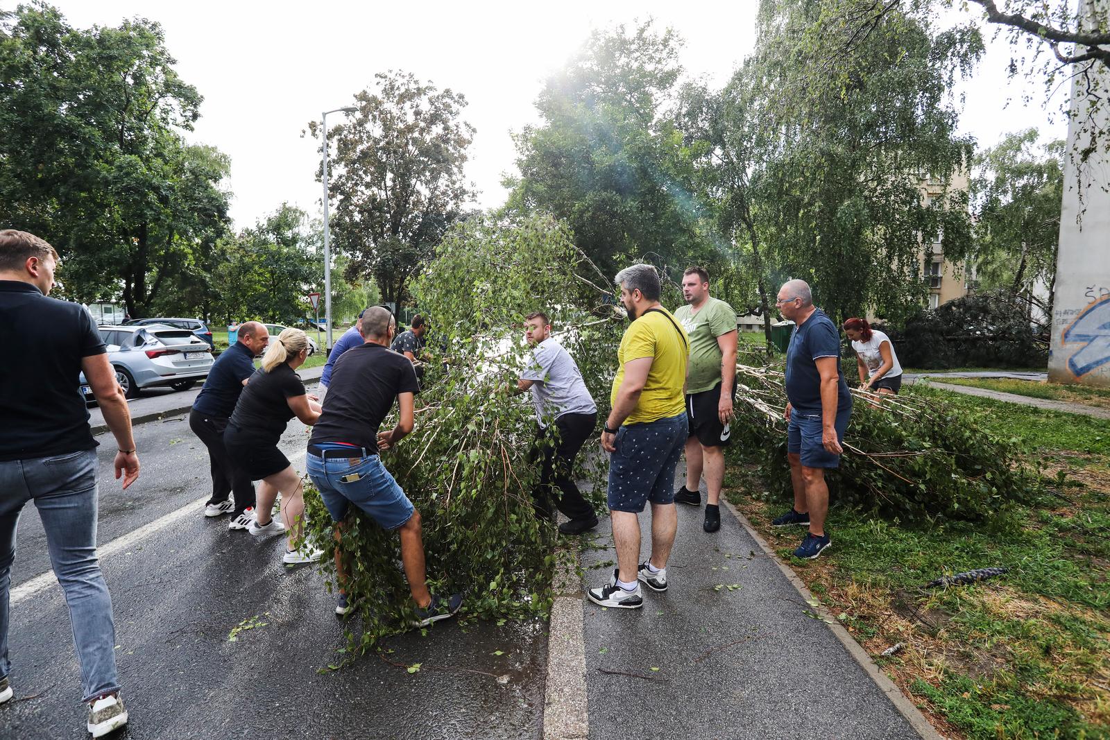 Dramati Ni Prizori Nakon Oluje U Zagrebu Deo Gara E Pao Na Oveka