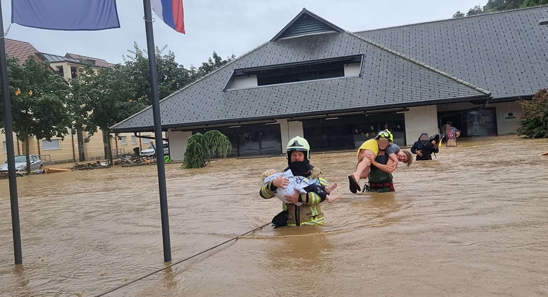 Spaseno 22 dece iz poplavljenog vrtića Dramatična akcija slovenačkih