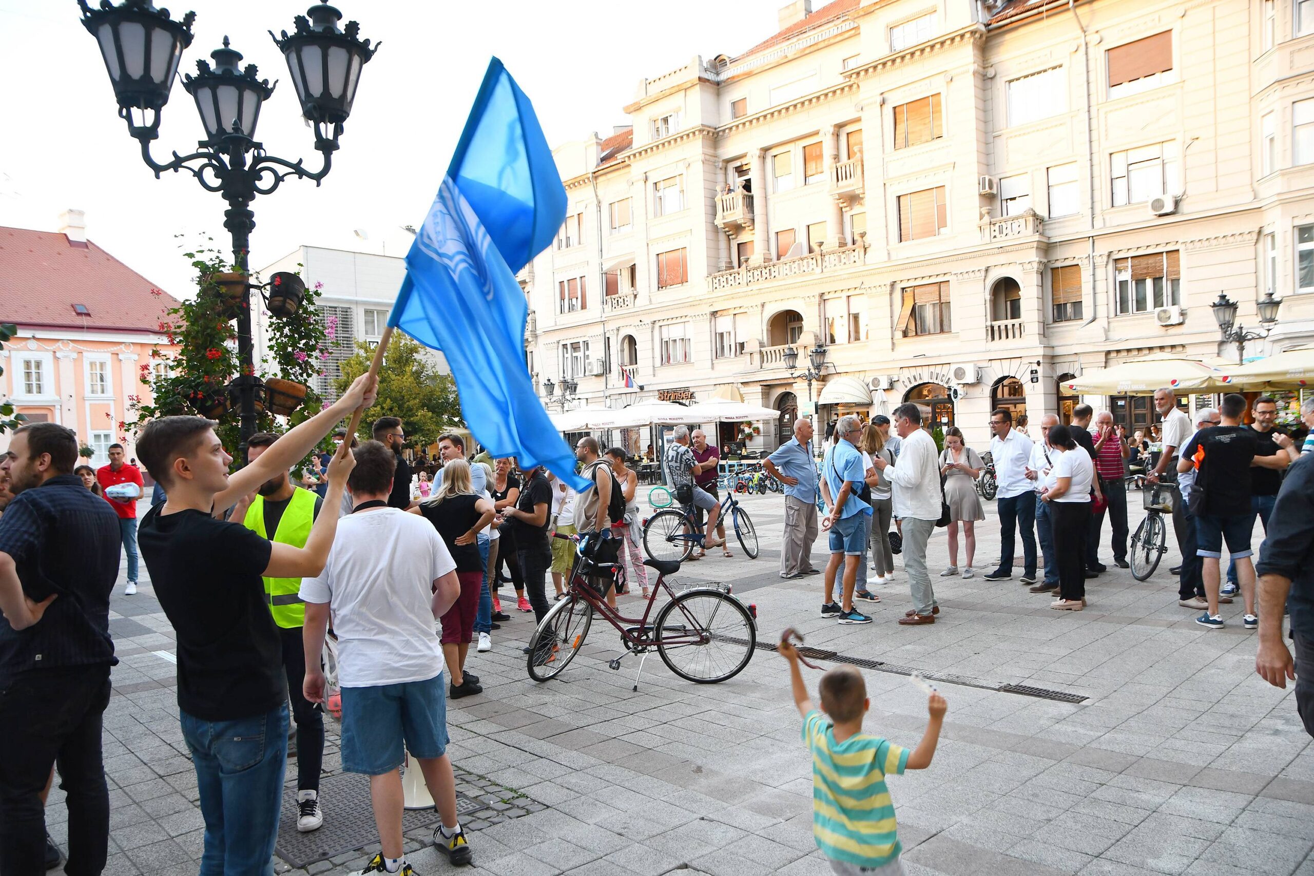 Foto U Novom Sadu Odr An Protest Protiv Nasilja Okupljeni Pru Ili