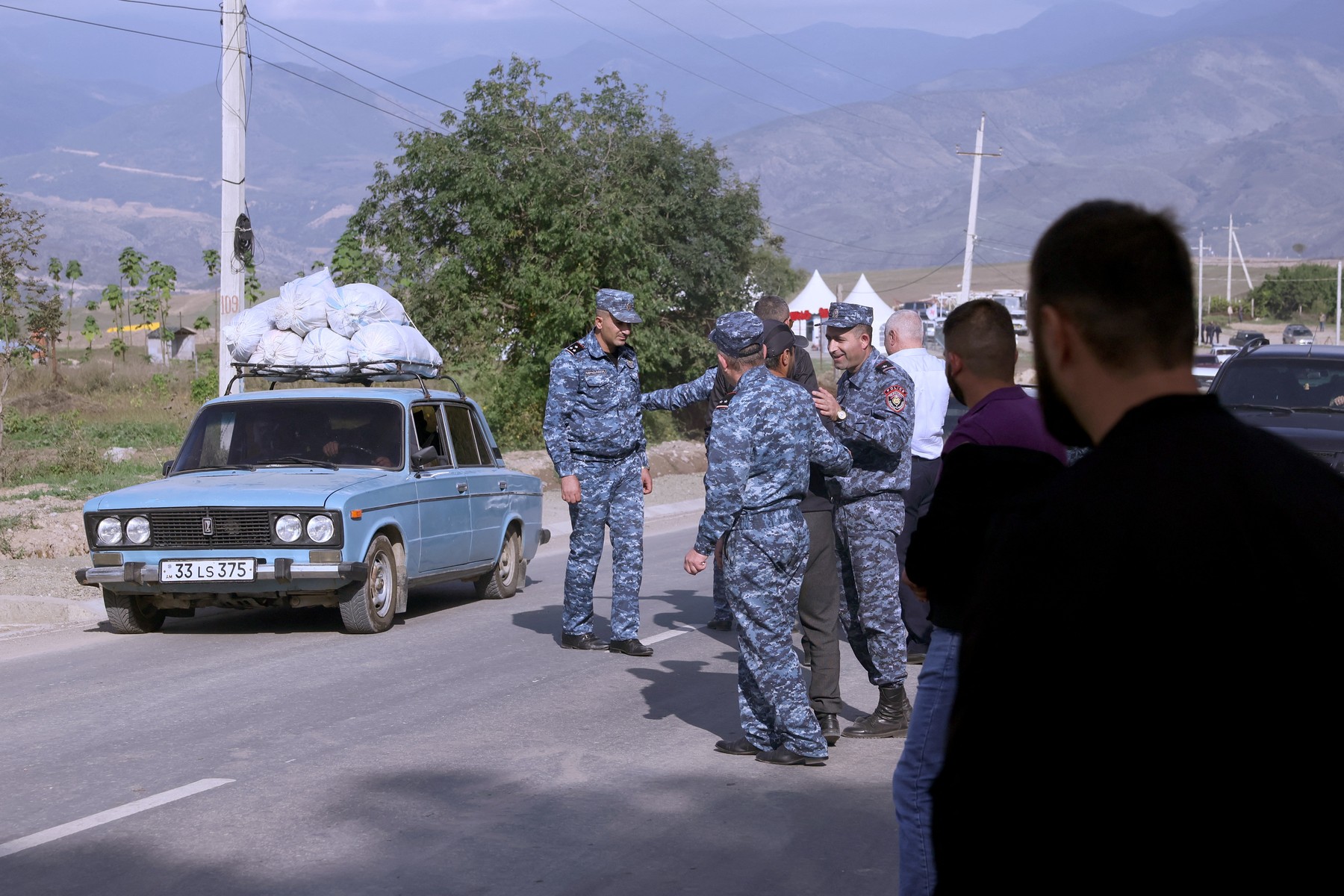 Tri Naoru Ane Osobe Poku Ale Upad U Policijsku Stanicu Ule Se