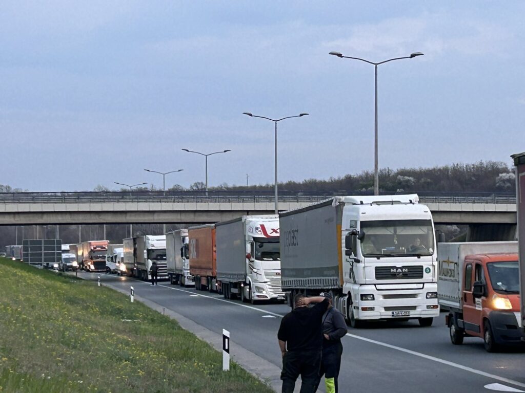 Saobraćajna nesreća na obilaznici oko Beograda Sudar dva automobila