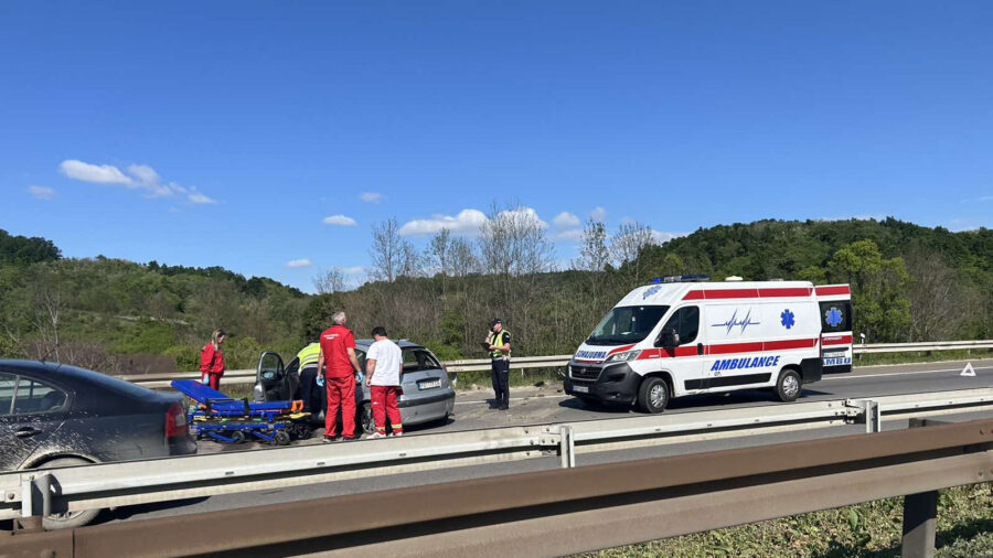 Prevrnuo Se Leper I Sleteo S Puta Teret Rasut Na Sve Strane Nesre E