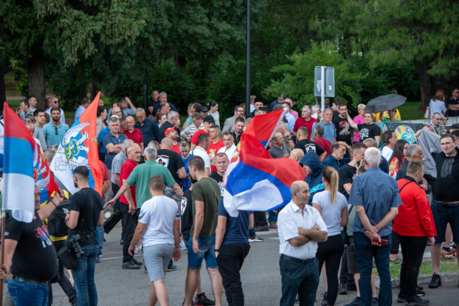 Na protestu u Podgorici pratilo se glasanje u UN i skandiralo Ratku Mladiću