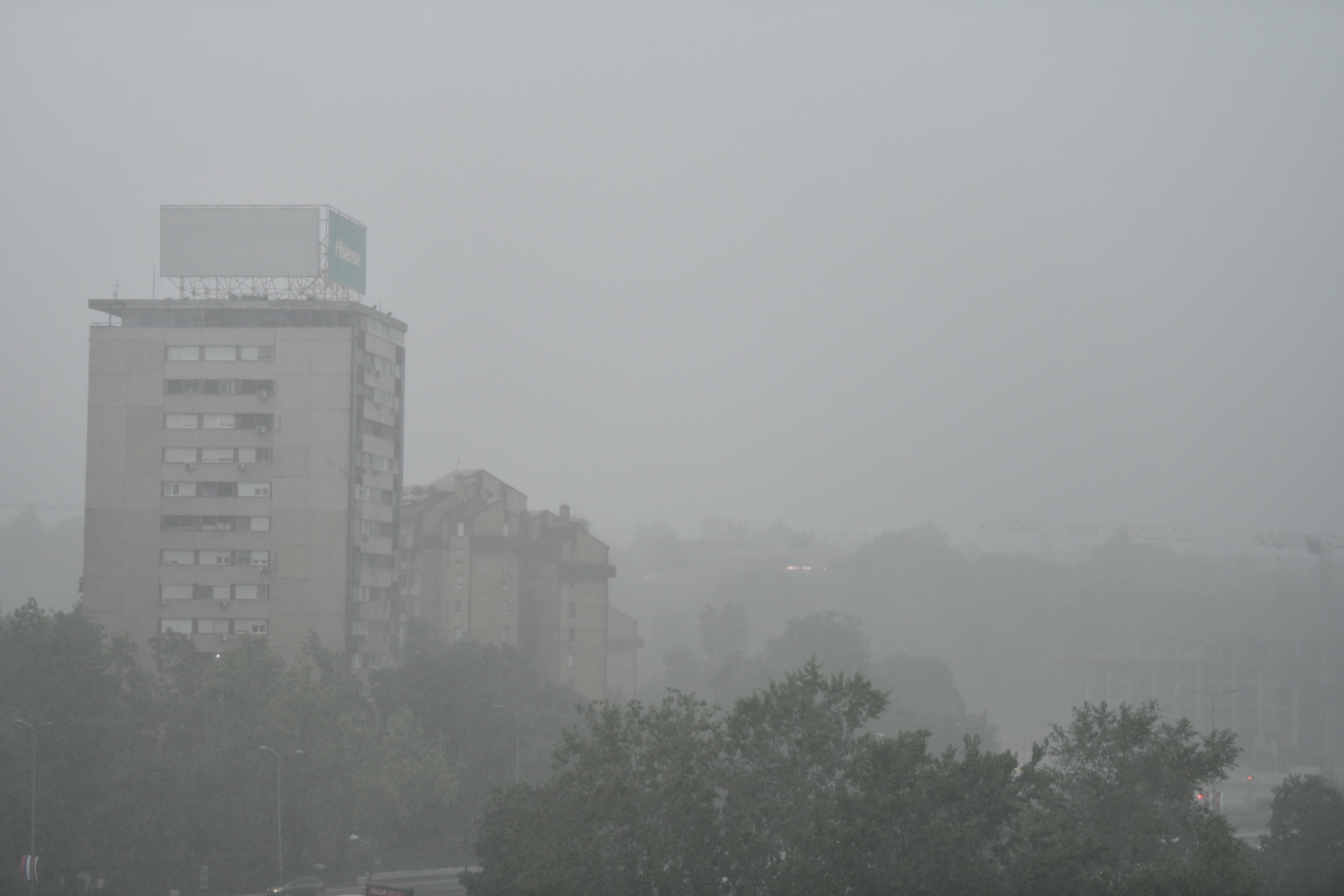 Nevreme Pogodilo Zrenjanin Vetar Odneo Krov I Lomio Grane