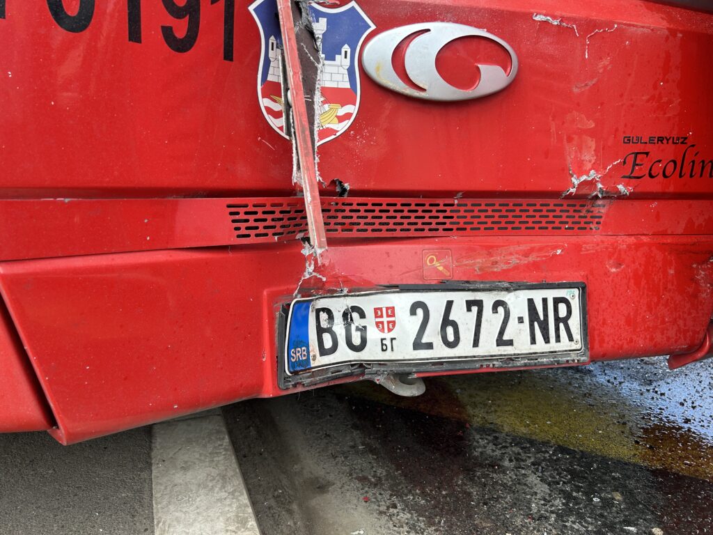 Dve Osobe Bile Zaglavljene Ispod Autobusa Vozilo Me Je Proma Ilo Za