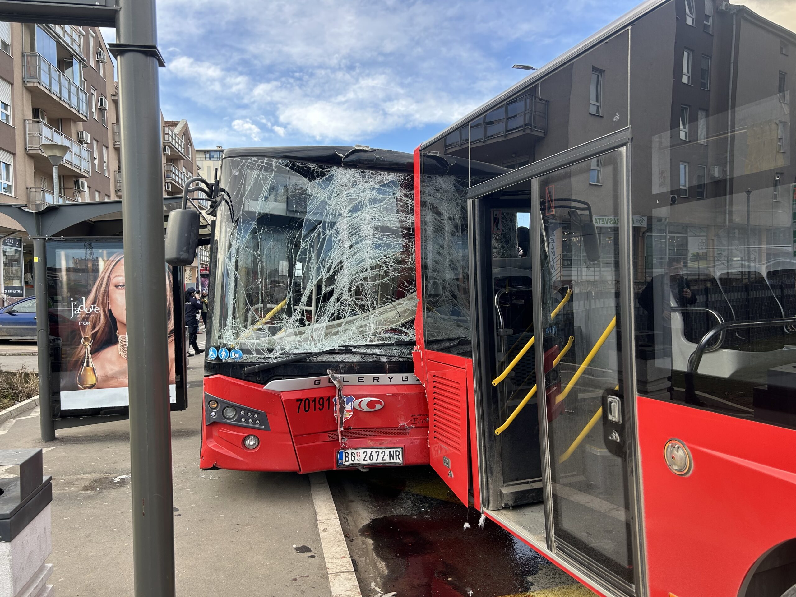 Dve osobe bile zaglavljene ispod autobusa vozilo me je promašilo za