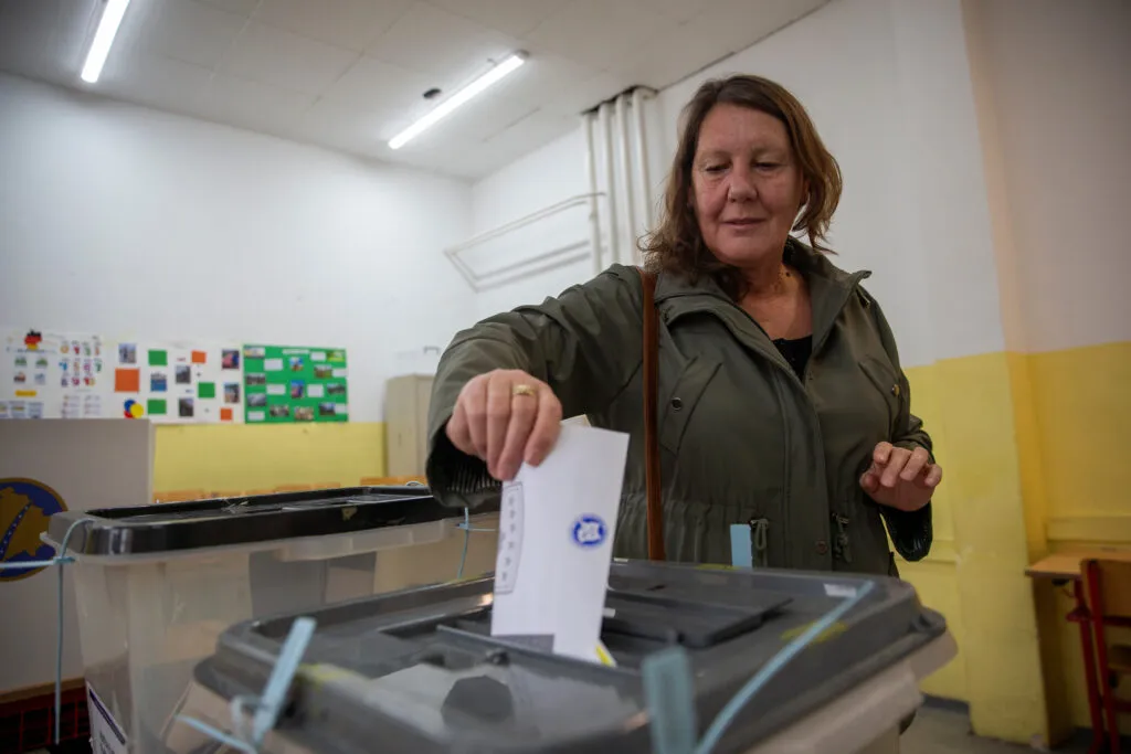 Na Kosovu su počeli vanredni parlamentarni izbori: Biračka m