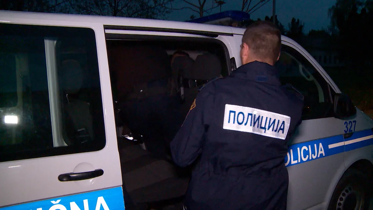 (UZNEMIRUJUĆI VIDEO) Drama kod Bileće: Automobilom gazio ljude na konjičkim trkama, troje povređenih, policija traga za dvojicom osumnjičenih