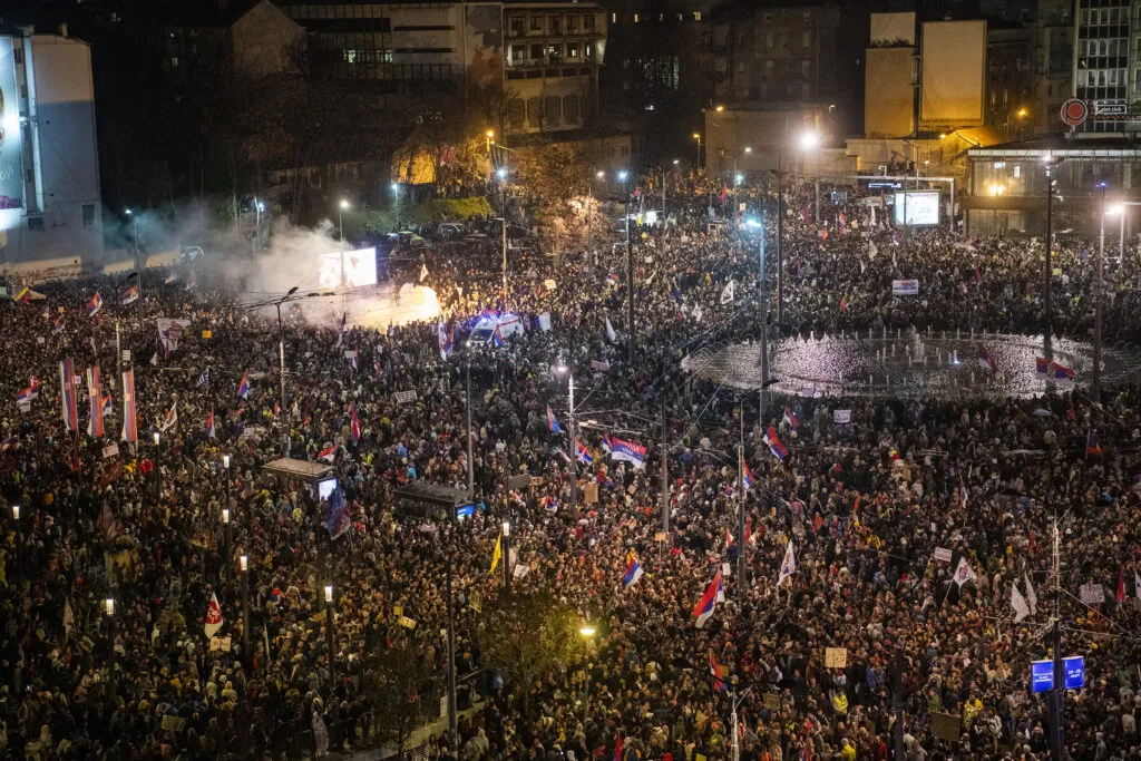 Lažni satelitski signali oborili desetak dronova tokom protesta na Slaviji, avionima davali pogrešne lokacije