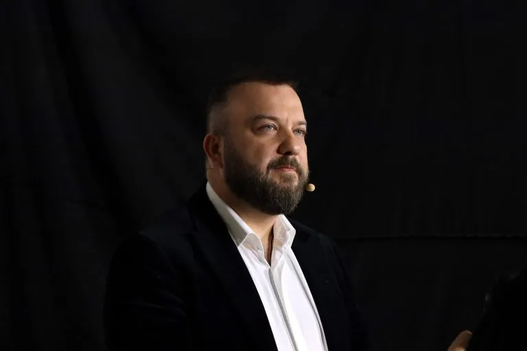 Borko Radivojević usijao atmosferu na proslavi povodom Uskrsa: Novčanice lete na sve strane VIDEO