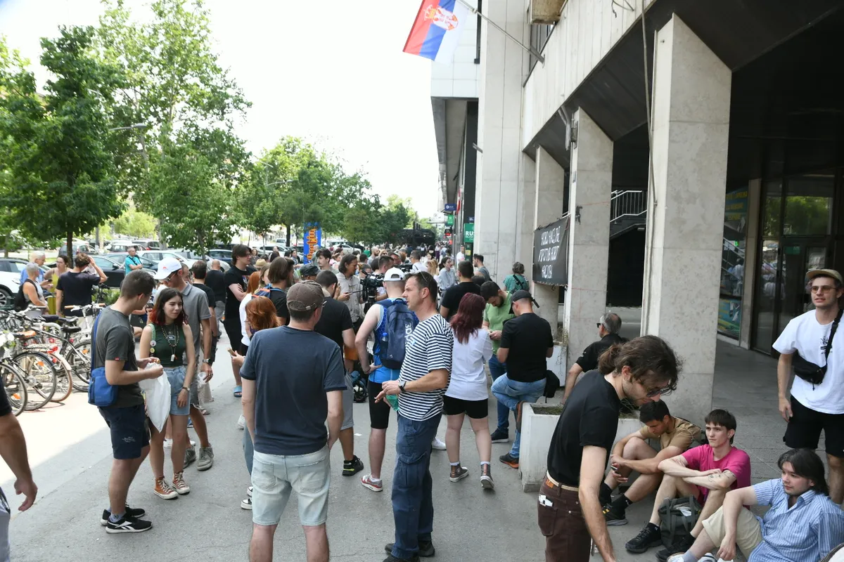 Protest ispred Prekršajnog suda: Podrška studentima i građanima zbog prekršajnih prijava