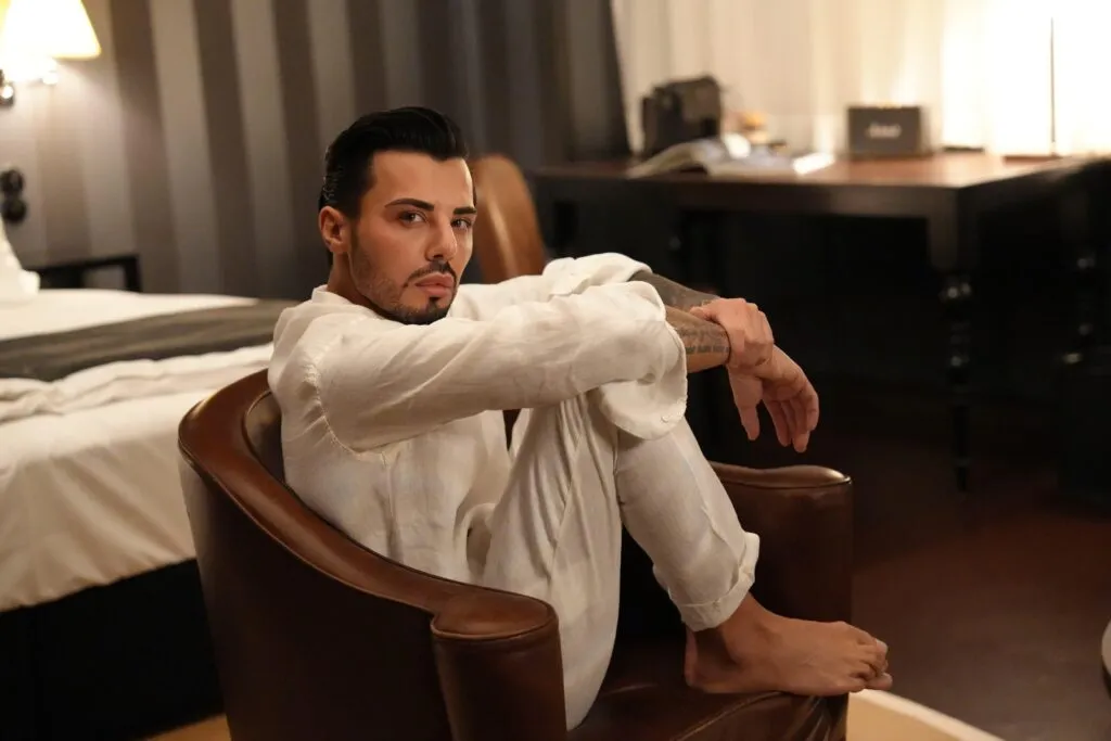 Nakon peticija u Beču i pomoći poznate porodice, bez kočnica: Aleksandar Milosević iz kao odgovor objavio novu pesmu i najavio duet (VIDEO)