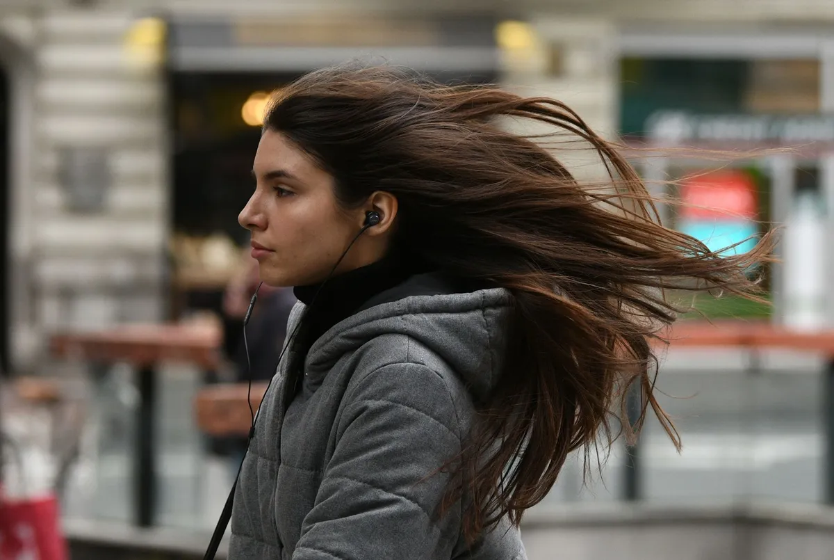 U Srbiji danas promenljivo oblačno, uz povremenu kišu i jak vetar