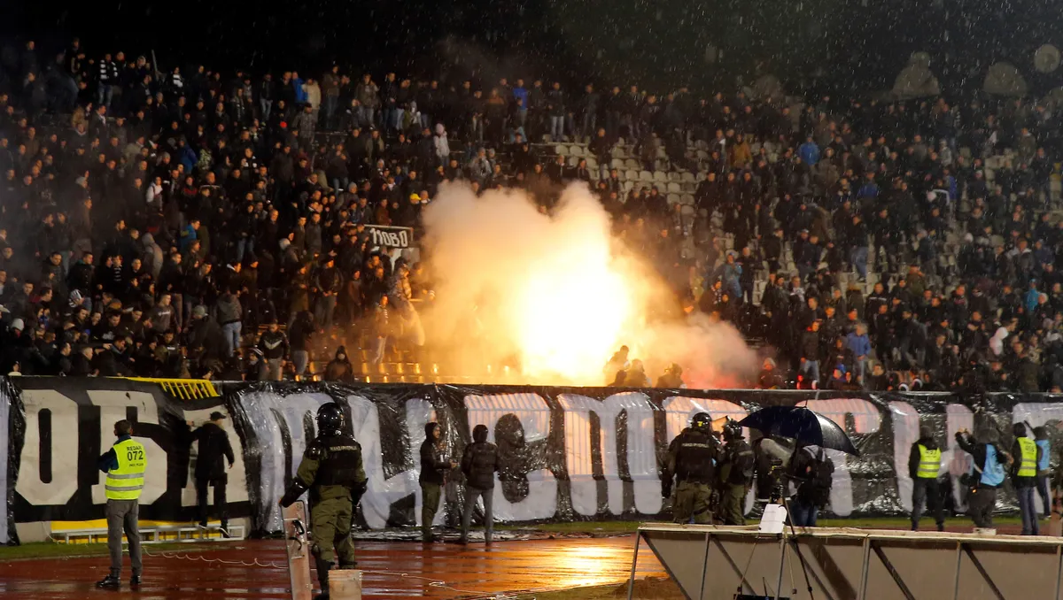 "Grobari" vređali i Vučića i Mijatovića u isto vreme: Spiker se oglasio, a onda je ceo stadion zagrmeo VIDEO