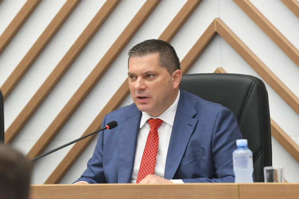 Nikola Nikodijević prekinuo sednicu Skupštine grada Beograda: Odbornici vlasti demonstrativno napustili salu
