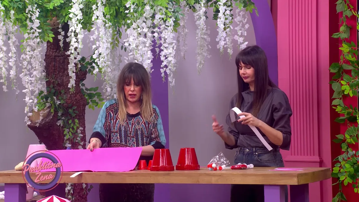 Saksija, venac i girlanda u obliku zeke