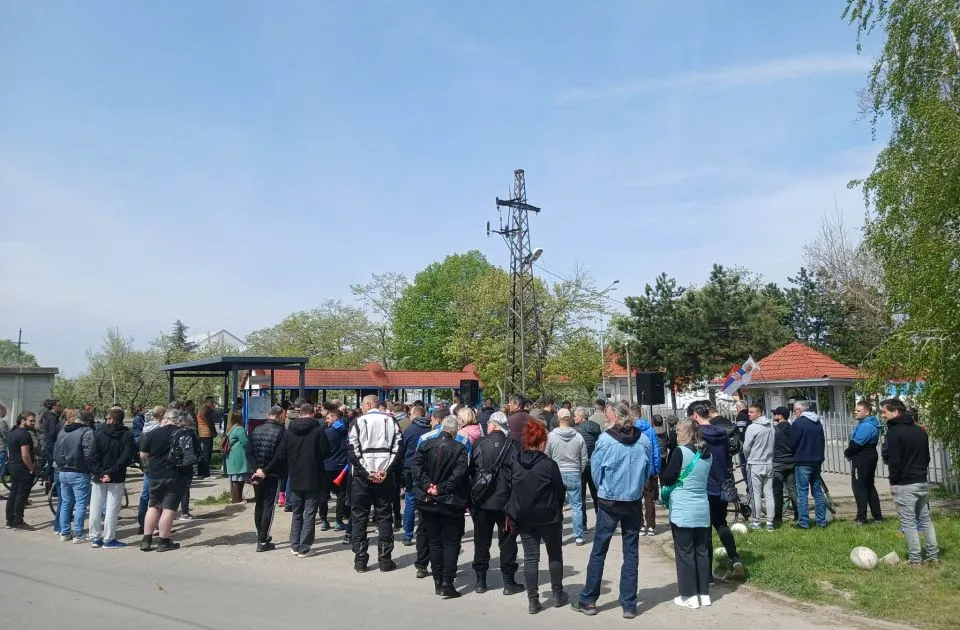 "Pustite ih sve": Ispred zatvora u Novom Sadu održan skup podrške pritvorenim aktivistima FOTO, VIDEO