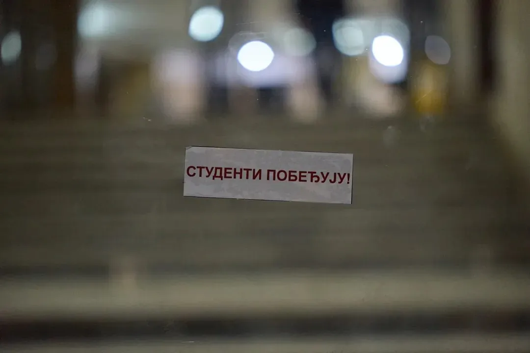 Studenti okačili transparent na mostu u Novom Sadu: Policija odmah došla u maricama i legitimisala ih