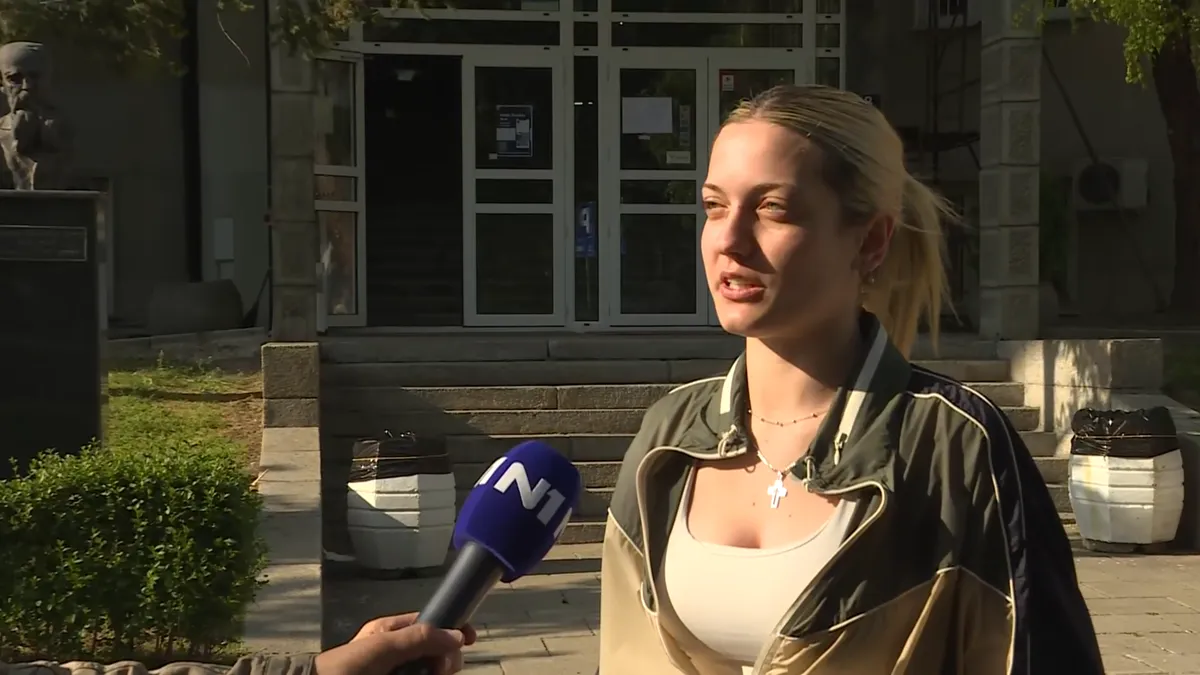 Studentkinja Medicinskog: Policiju pozvala izborna komisija, obezbeđenje UKC polomilo staklo na vratima