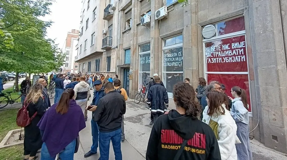 Protest studenata Akademije umetnosti zbog oduzete Galerije u Novom Sadu: Dekan ih pozvao u svoju kancelariju na razgovor VIDEO