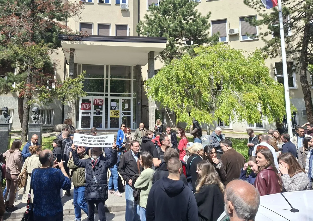 Studenti se okupljaju ispred Medicinskog fakulteta: Tročlana delegacija profesora kod dekana na razgovoru