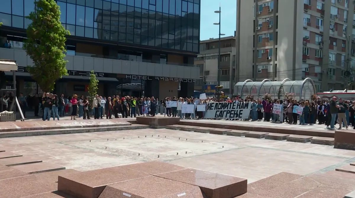 Počeo protest "Ne lomite nam bagrenje" u Nišu: 17 minuta tišine na Trgu kralja Milana