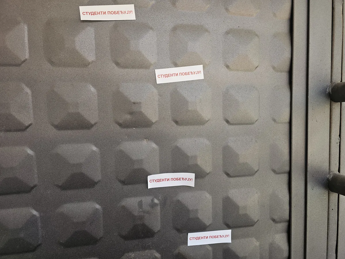 Nalepnice "Studenti pobeđuju" osvanule na severu Kosova FOTO