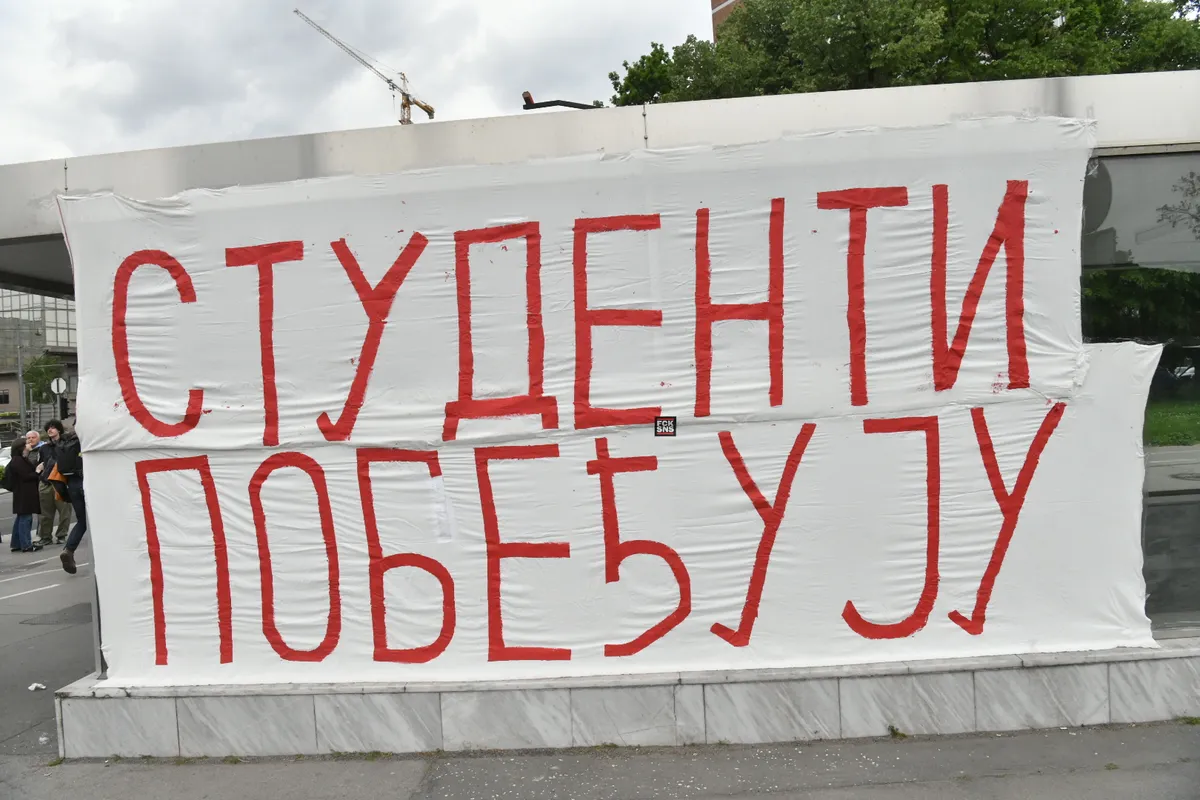 Profesor Univerziteta u Novom Sadu fizički napadnut pred porodicom zbog nalepnica "Studenti pobeđuju"