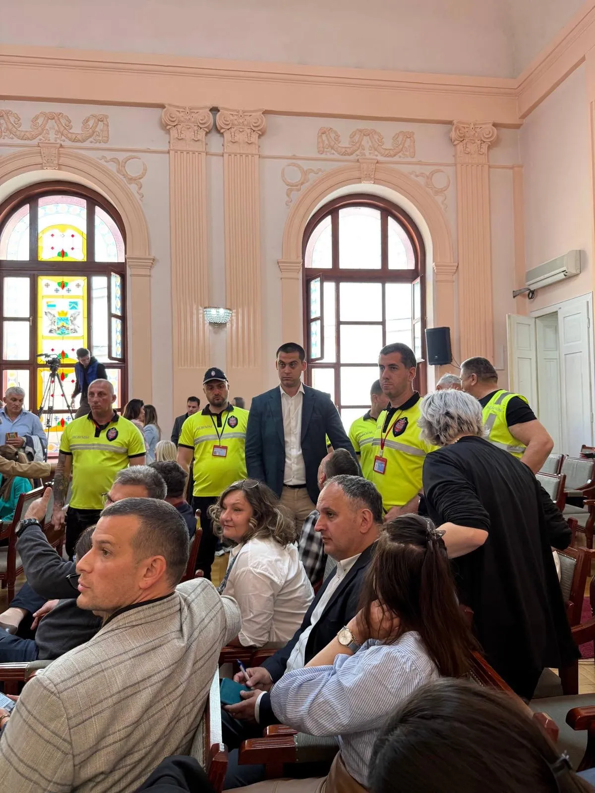 Haos u Skupštini Užica: Obezbeđenje htelo da izbaci odbornika opozicije
