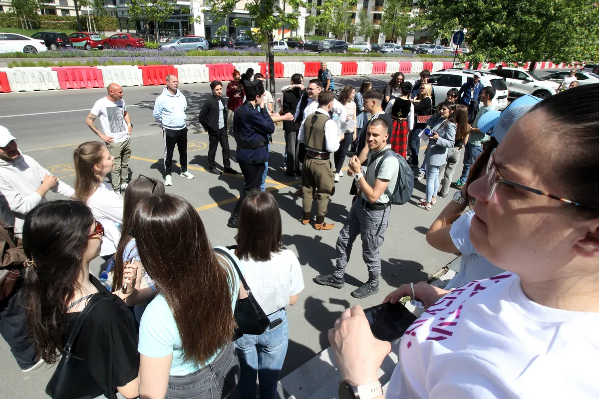 Studenti pozvali na protest zbog bilborda na Palati Albanija koji ugrožava mladunce bele čiope