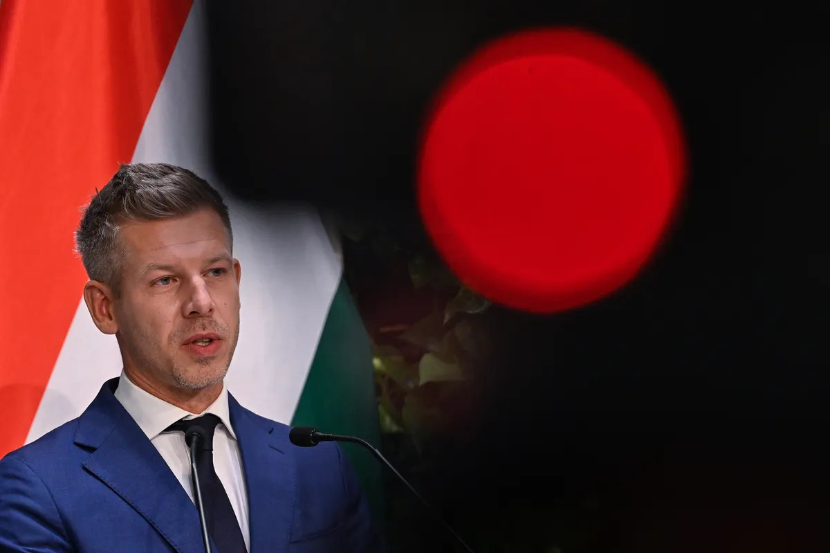VIDEO Ovo je devojka Petera Mađara: Sa buketom je čekao na aerodromu, a snimak je odmah postao viralan