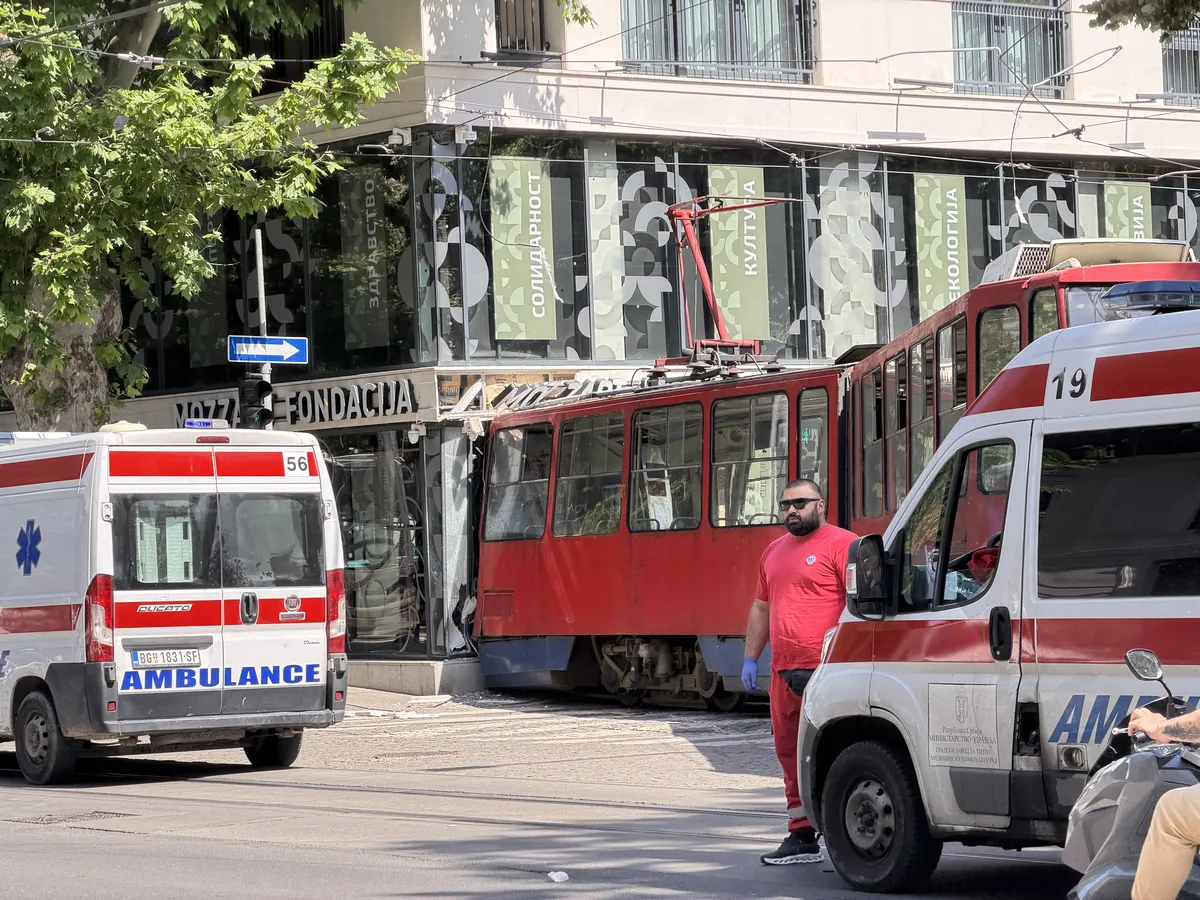 Više od 10 povređenih u nesreći na Dorćolu: Tramvaj izleteo iz šina, pa se zakucao u zgradu VIDEO