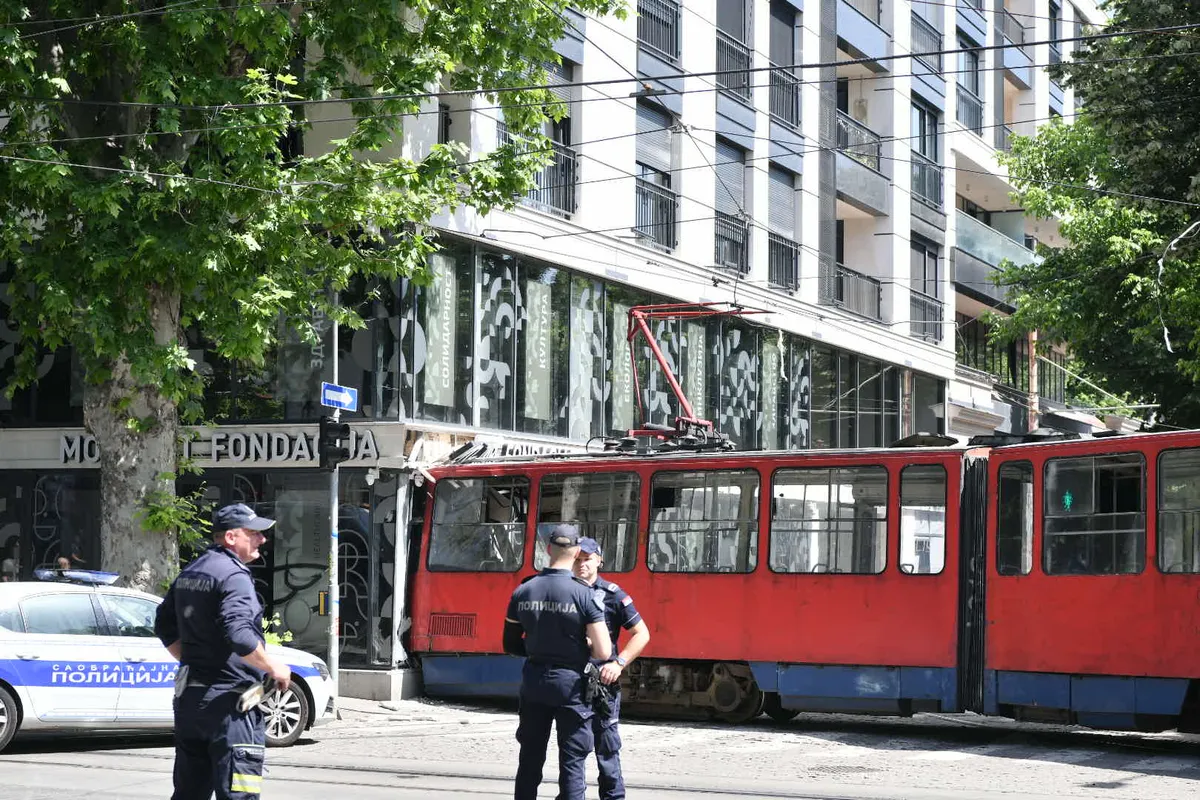 "Putnici su šutirali vrata i prozore, neki su iskakali iz vozila": Svedočenje očevica nakon teške nesreće na Dorćolu, tramvaj se zakucao u zgradu VIDEO