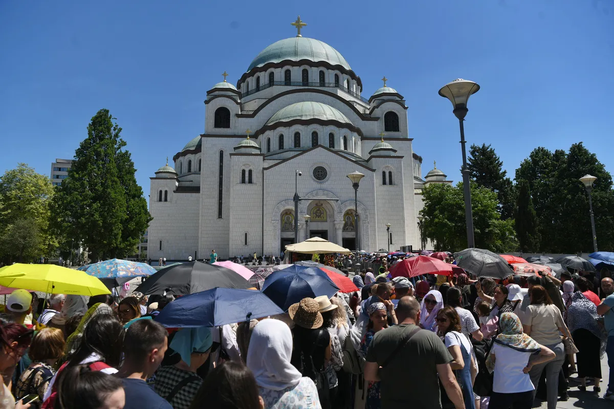 Nova.rs sa hiljadama vernika iz Srbije i regiona koji čekaju u redu da se poklone pojasu Presvete Bogorodice: "Nismo ga shvatili kao fontanu koja ispunjava želje, nego kao što doživljavamo Majku Božiju"