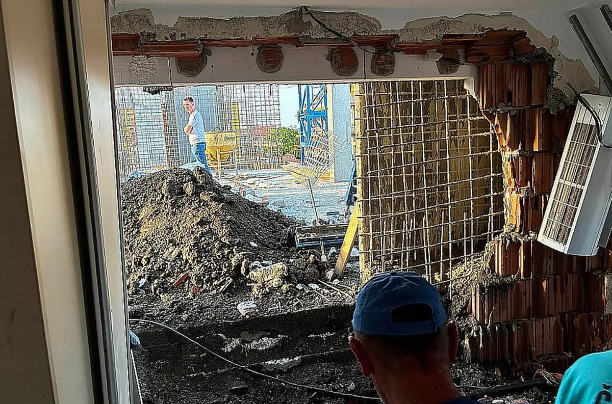 Urušio se zid na zgradi u Novom Sadu: 
