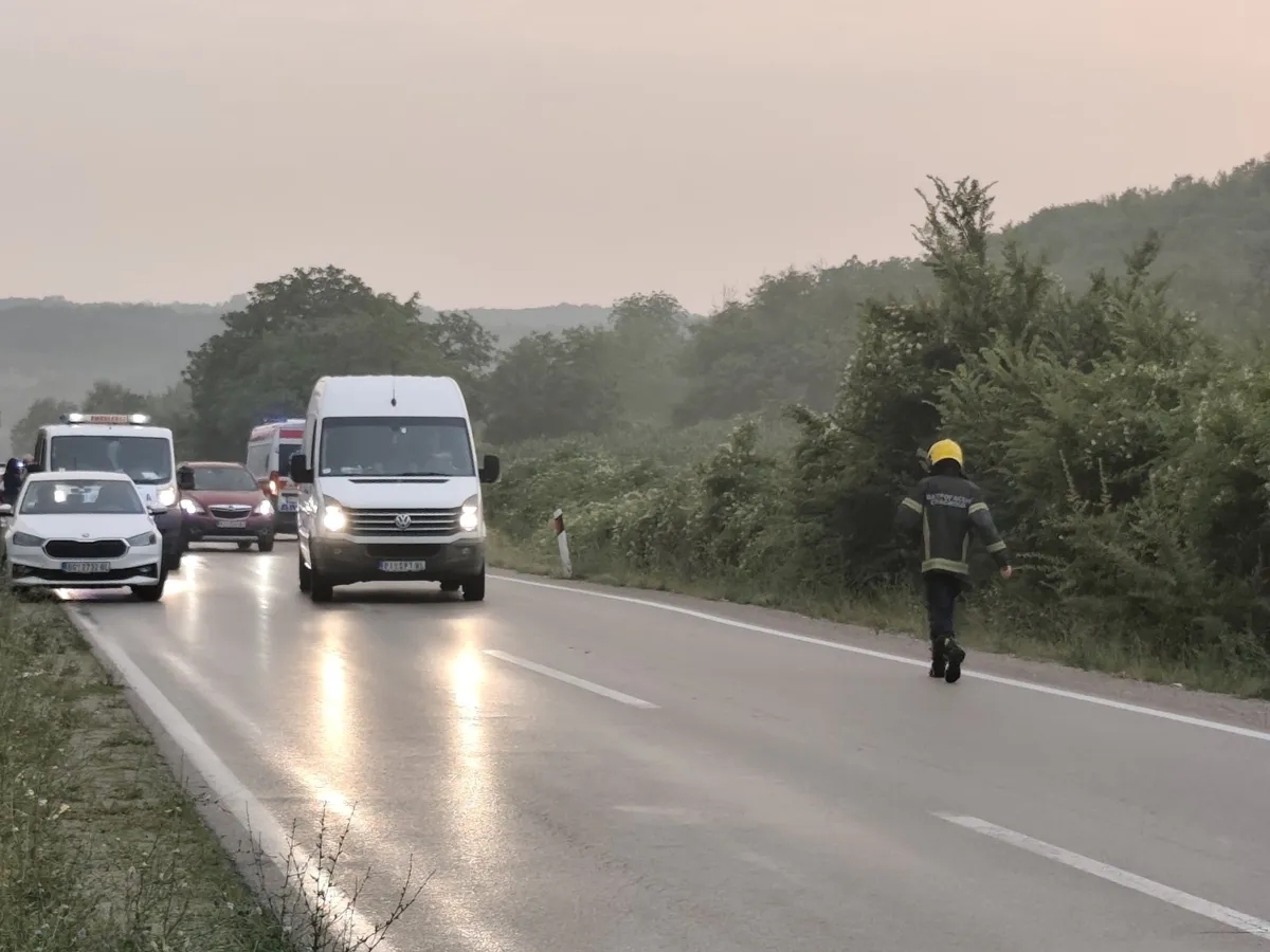 Drama kod Niša: Zapalio se šinobus, vatrogasci i Hitna pomć na terenu