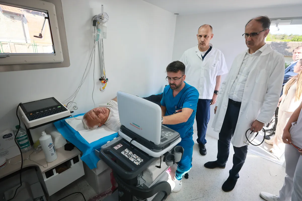 Macut i Lončar promovisali "pokretne zdravstvene ustanove": Obukli bele mantile i pregledali pacijente u mobilnoj ambulanti FOTO