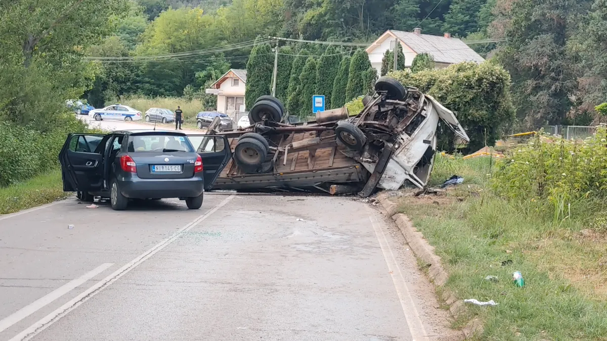Jezivi prizori nakon sudara kod Gadžinog Hana: Žena poginula, dete povređeno, prevrnuti teretnjak i srča nasred puta FOTO