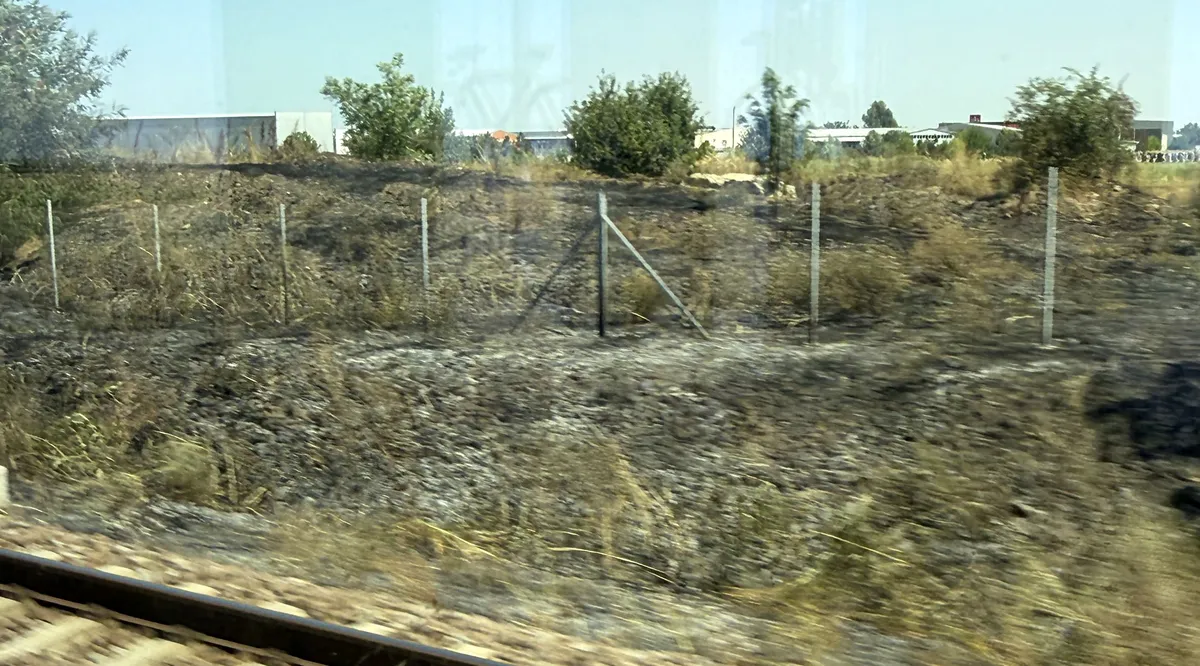 Dim i dalje kod pruge Beograd–Novi Sad: Pogledajte snimke nakon požara koji je sinoć izbio FOTO