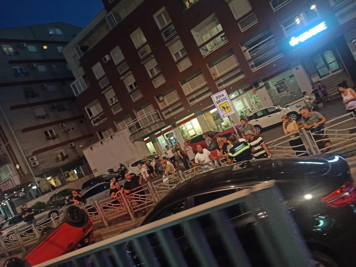 Automobil završio na krovu u Ulici vojvode Stepe: Vozač prevezen u Urgentni centar
