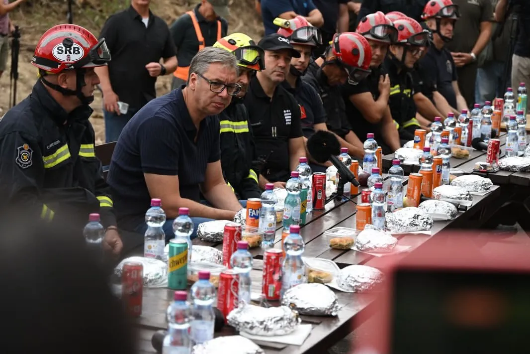 Najupečatljivije slike Vučićeve požar kampanje, koju neće ugasiti ni posni sendviči