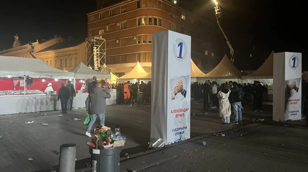 (FOTO) Smeće u centru Novog Sada nakon velikog mitinga Srpske napredne stranke